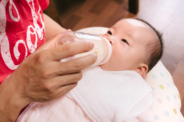 Từ bình sữa đến đồ chơi, trẻ em đang tiếp xúc với triệu vi nhựa gây tổn thương ruột, đầu độc thần kinh?- Ảnh 1. Từ bình sữa đến đồ chơi, trẻ em đang tiếp xúc với triệu vi nhựa gây tổn thương ruột, đầu độc thần kinh?- Ảnh 1.