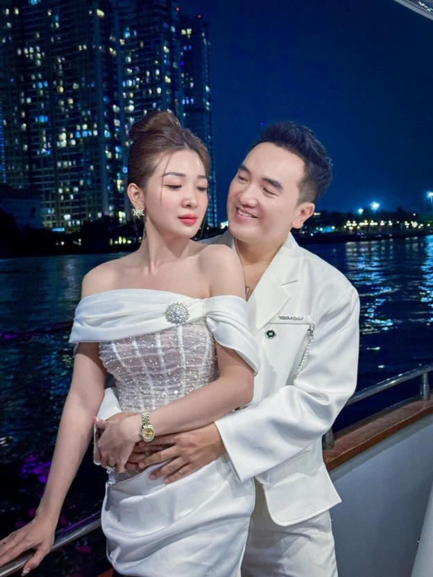 Nam ca sĩ mua nhà vài chục tỷ, tự khóa trái cửa cách li xã hội, ngày ăn 1 bữa- Ảnh 2. Nam ca sĩ mua nhà vài chục tỷ, tự khóa trái cửa cách li xã hội, ngày ăn 1 bữa- Ảnh 2.