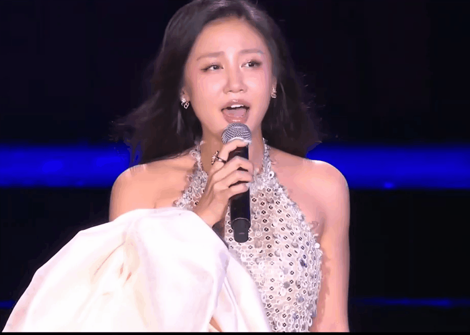 Xúc động bản nhạc phim huyền thoại Những Bàn Chân Lặng Lẽ được diễn live trên sân khấu lớn sau hơn 20 năm- Ảnh 1. Xúc động bản nhạc phim huyền thoại Những Bàn Chân Lặng Lẽ được diễn live trên sân khấu lớn sau hơn 20 năm- Ảnh 1.