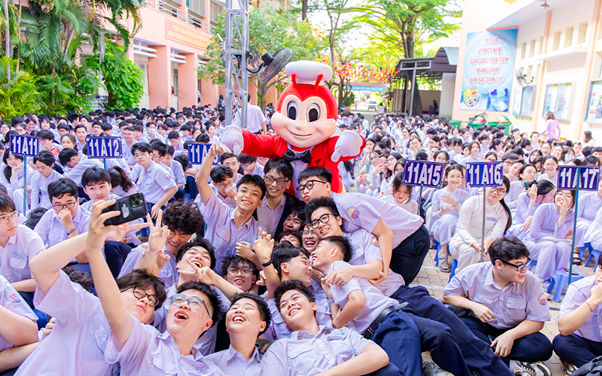 Jollibee Việt Nam mang “Vui Mở Tương Lai” đến 150 trường THPT, trao 150 suất học bổng cho học sinh- Ảnh 1. Jollibee Việt Nam mang “Vui Mở Tương Lai” đến 150 trường THPT, trao 150 suất học bổng cho học sinh- Ảnh 1.