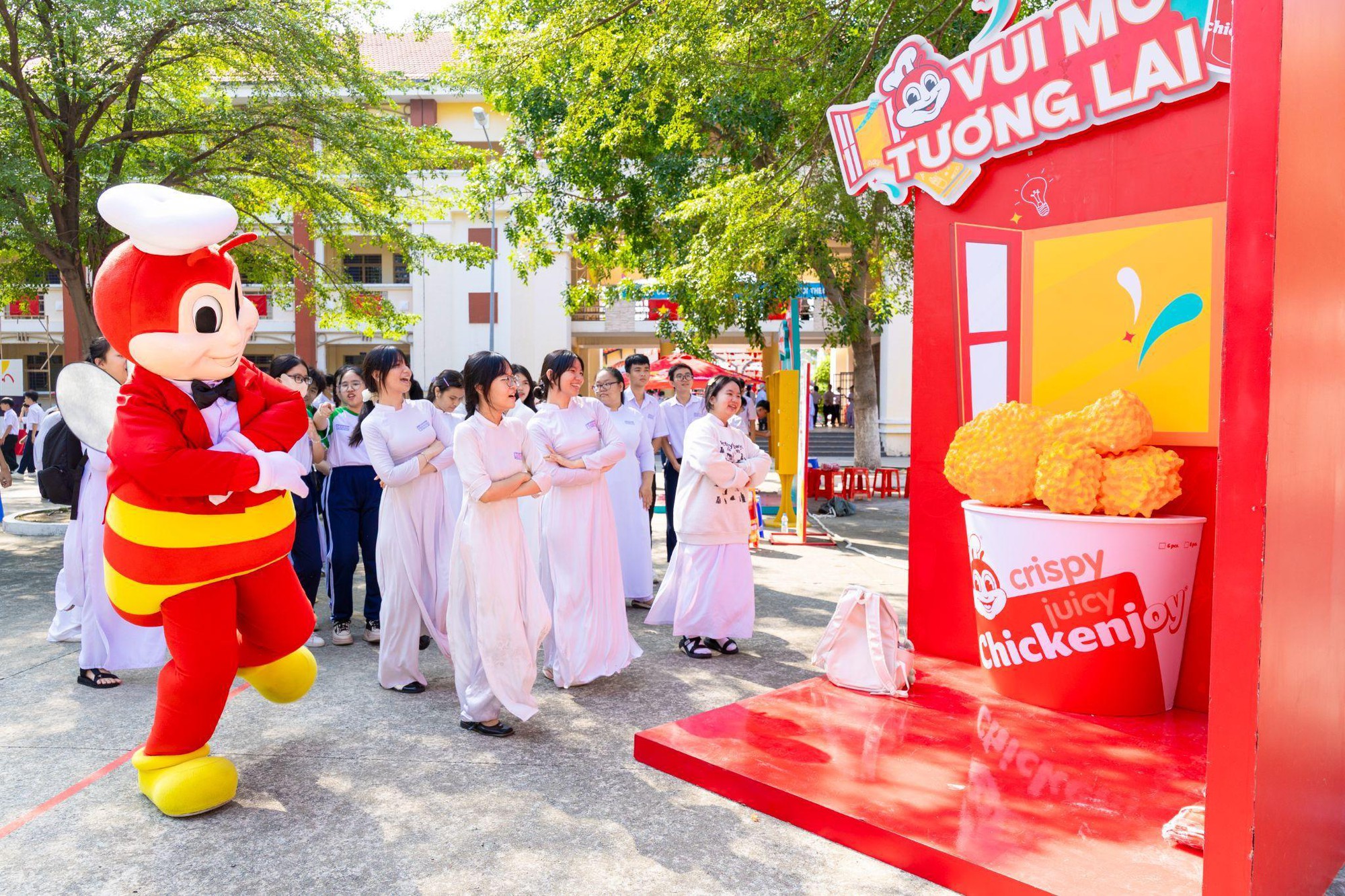 Jollibee Việt Nam mang “Vui Mở Tương Lai” đến 150 trường THPT, trao 150 suất học bổng cho học sinh- Ảnh 2. Jollibee Việt Nam mang “Vui Mở Tương Lai” đến 150 trường THPT, trao 150 suất học bổng cho học sinh- Ảnh 2.