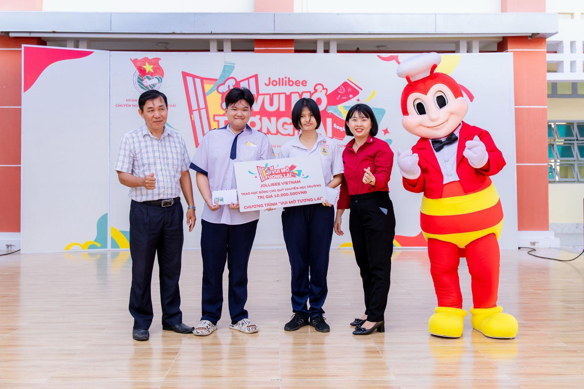 Jollibee Việt Nam mang “Vui Mở Tương Lai” đến 150 trường THPT, trao 150 suất học bổng cho học sinh- Ảnh 4. Jollibee Việt Nam mang “Vui Mở Tương Lai” đến 150 trường THPT, trao 150 suất học bổng cho học sinh- Ảnh 4.
