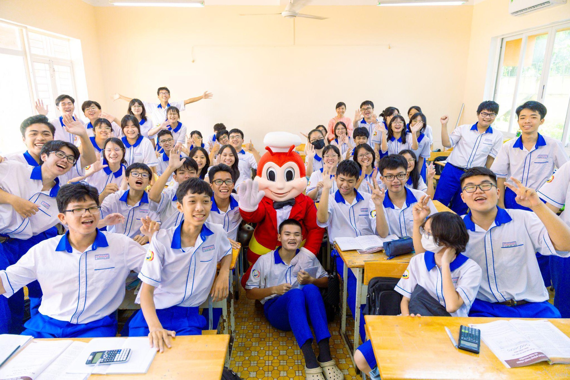 Jollibee Việt Nam mang “Vui Mở Tương Lai” đến 150 trường THPT, trao 150 suất học bổng cho học sinh- Ảnh 5. Jollibee Việt Nam mang “Vui Mở Tương Lai” đến 150 trường THPT, trao 150 suất học bổng cho học sinh- Ảnh 5.