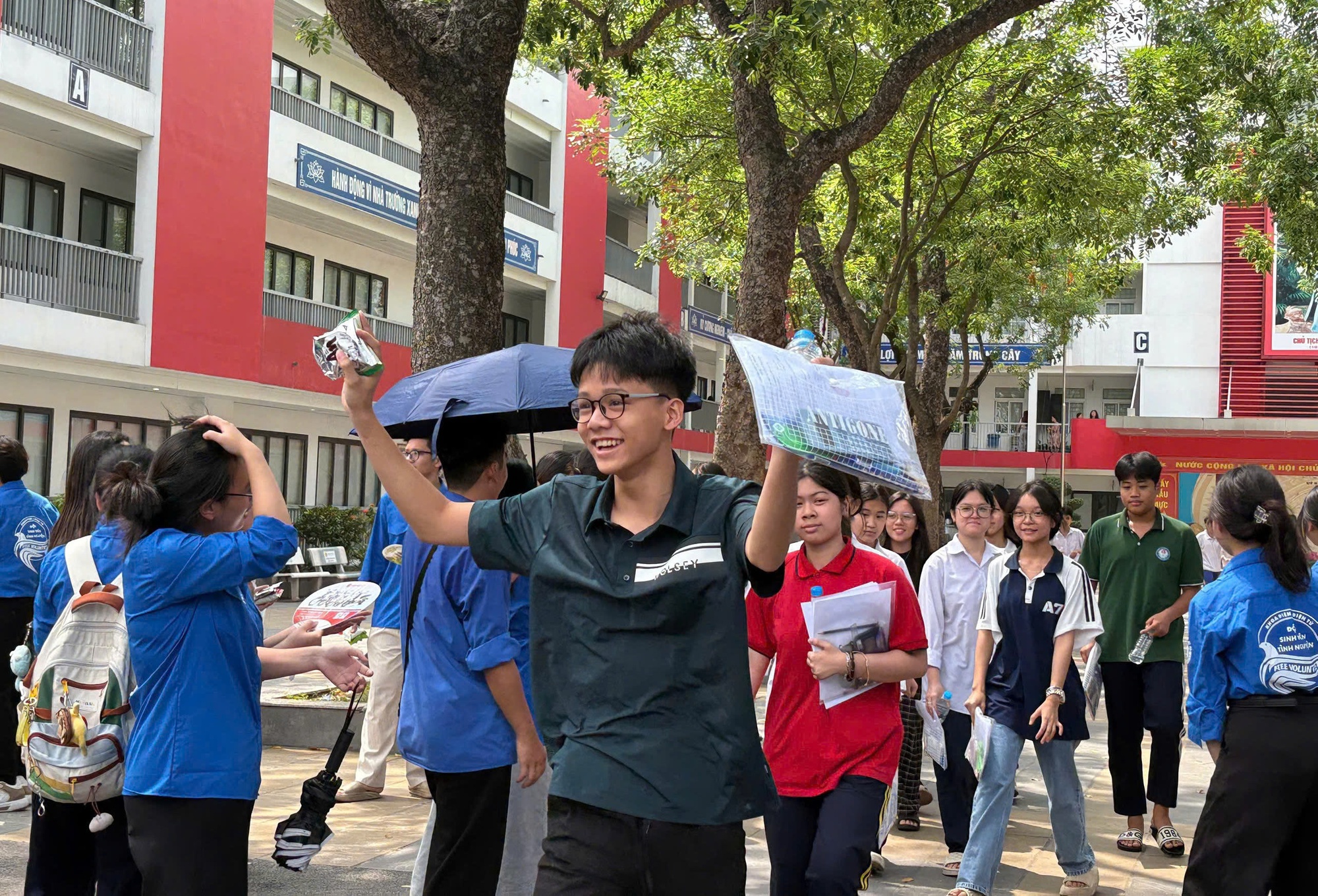 Kỳ thi vào lớp 10 diễn ra an toàn, nghiêm túc, thành công- Ảnh 5. Kỳ thi vào lớp 10 diễn ra an toàn, nghiêm túc, thành công- Ảnh 5.