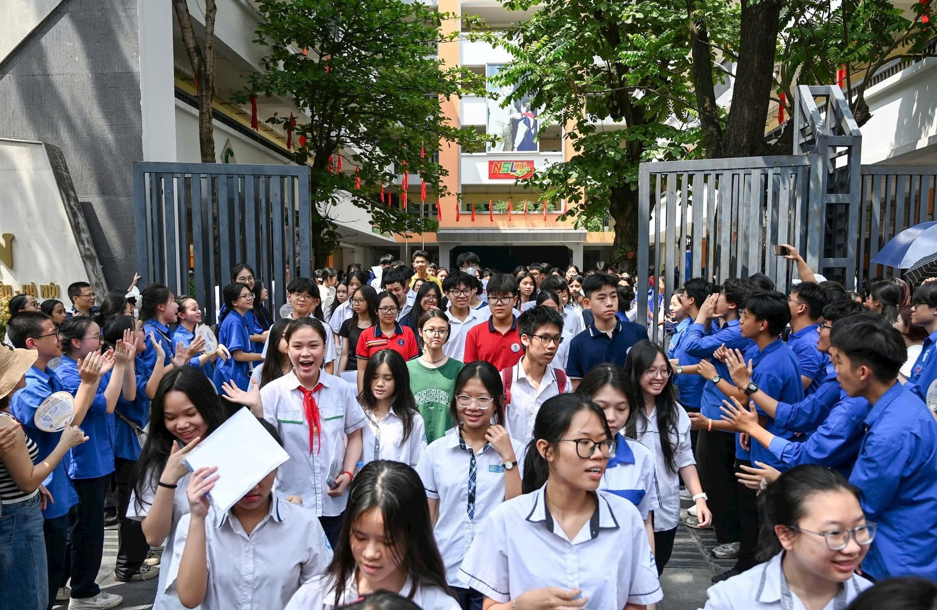 Kỳ thi vào lớp 10 diễn ra an toàn, nghiêm túc, thành công- Ảnh 3. Kỳ thi vào lớp 10 diễn ra an toàn, nghiêm túc, thành công- Ảnh 3.