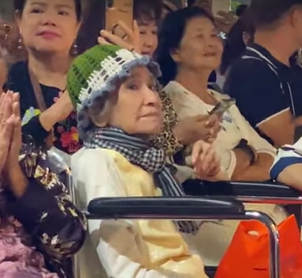 Nữ nghệ sĩ gặp bạo bệnh hóa điên, đi xe lăn tới khiến một NSƯT bật khóc- Ảnh 1. Nữ nghệ sĩ gặp bạo bệnh hóa điên, đi xe lăn tới khiến một NSƯT bật khóc- Ảnh 1.