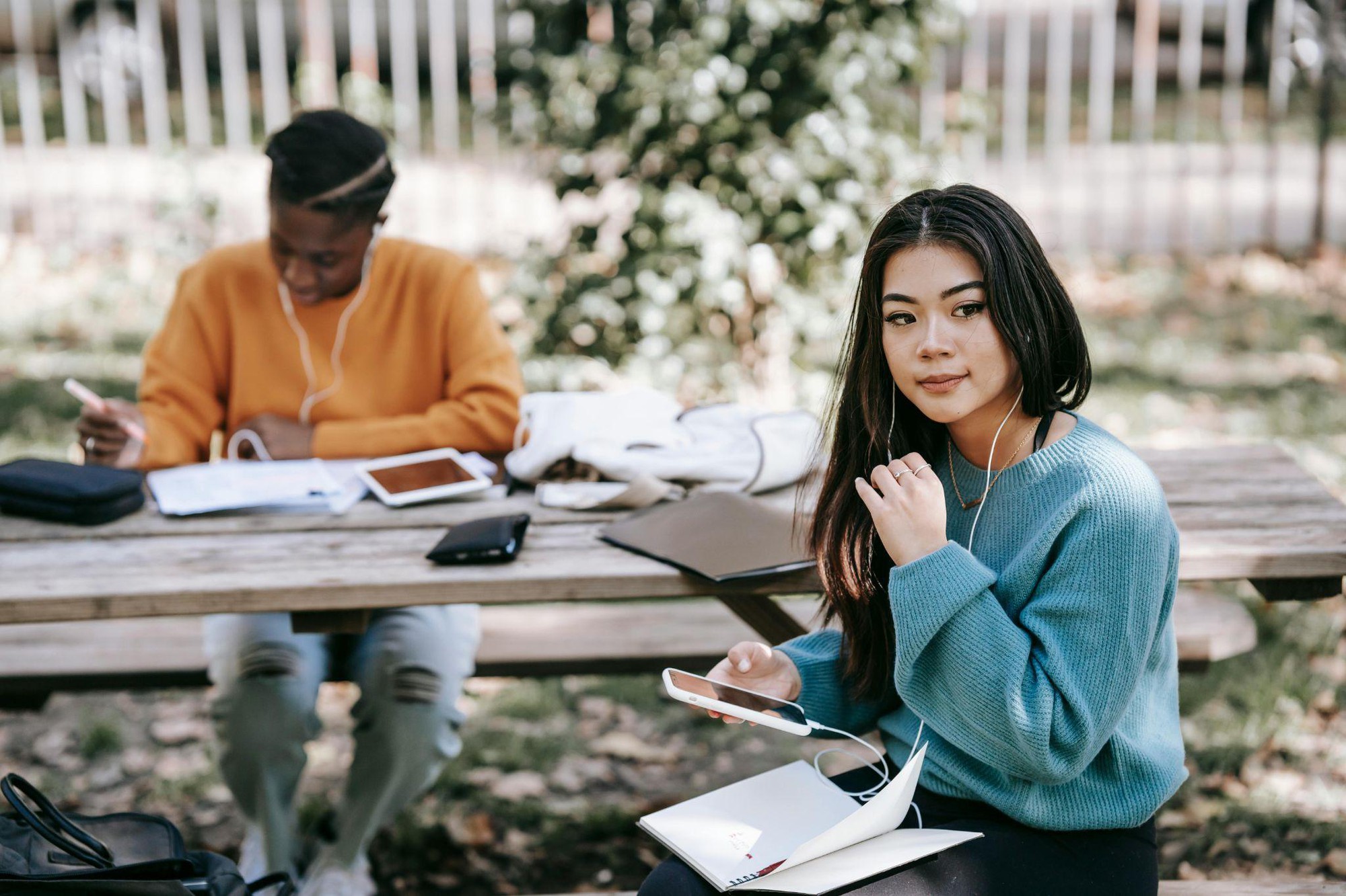 Gen Z học tiếng Anh, Nhật, Hàn bằng nhạc, podcast và báo chí: Vừa chill vừa giỏi, học kiểu mới lên ngôi- Ảnh 1. Gen Z học tiếng Anh, Nhật, Hàn bằng nhạc, podcast và báo chí: Vừa chill vừa giỏi, học kiểu mới lên ngôi- Ảnh 1.