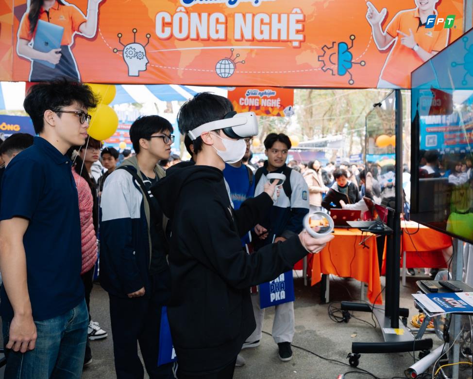Dàn nghệ sĩ Hoà Minzy, HIEUTHUHAI và MONO tụ họp tại siêu sự kiện FPTU FEST- Ảnh 2. Dàn nghệ sĩ Hoà Minzy, HIEUTHUHAI và MONO tụ họp tại siêu sự kiện FPTU FEST- Ảnh 2.