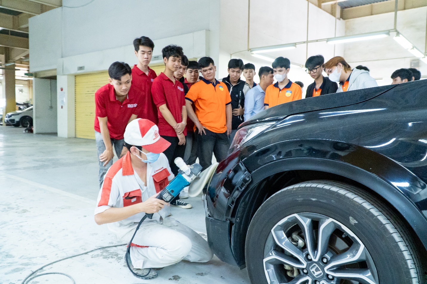 Sinh viên Công nghệ kỹ thuật ô tô HUTECH: Học tại doanh nghiệp, làm chủ tay nghề sớm- Ảnh 2. Sinh viên Công nghệ kỹ thuật ô tô HUTECH: Học tại doanh nghiệp, làm chủ tay nghề sớm- Ảnh 2.
