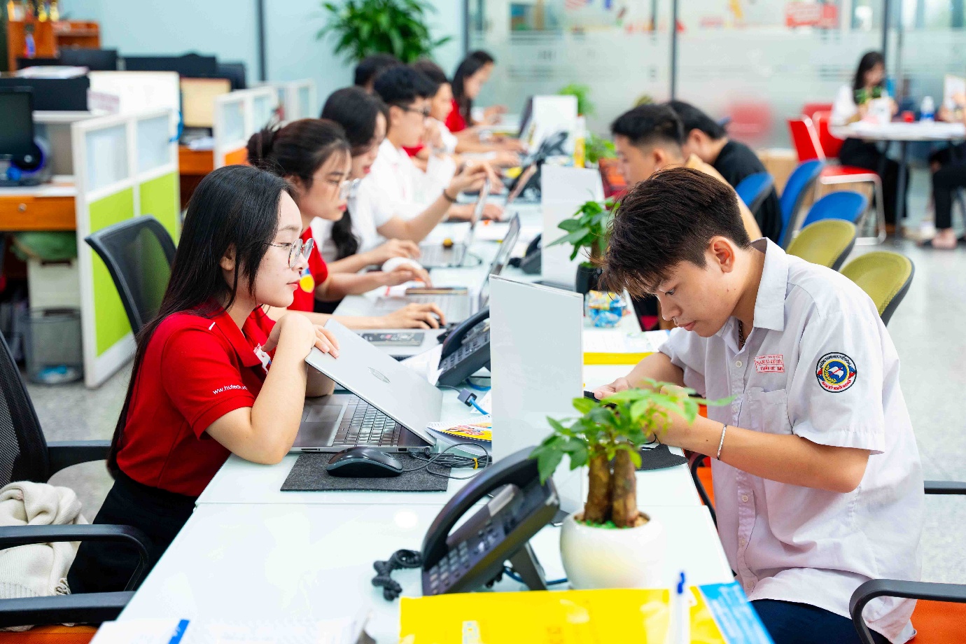 Đăng k&yacute; nguyện vọng HUTECH, nhận ngay học bổng 25% học ph&iacute; to&agrave;n kho&aacute; v&agrave; ưu đ&atilde;i 5 triệu đồng- Ảnh 1.