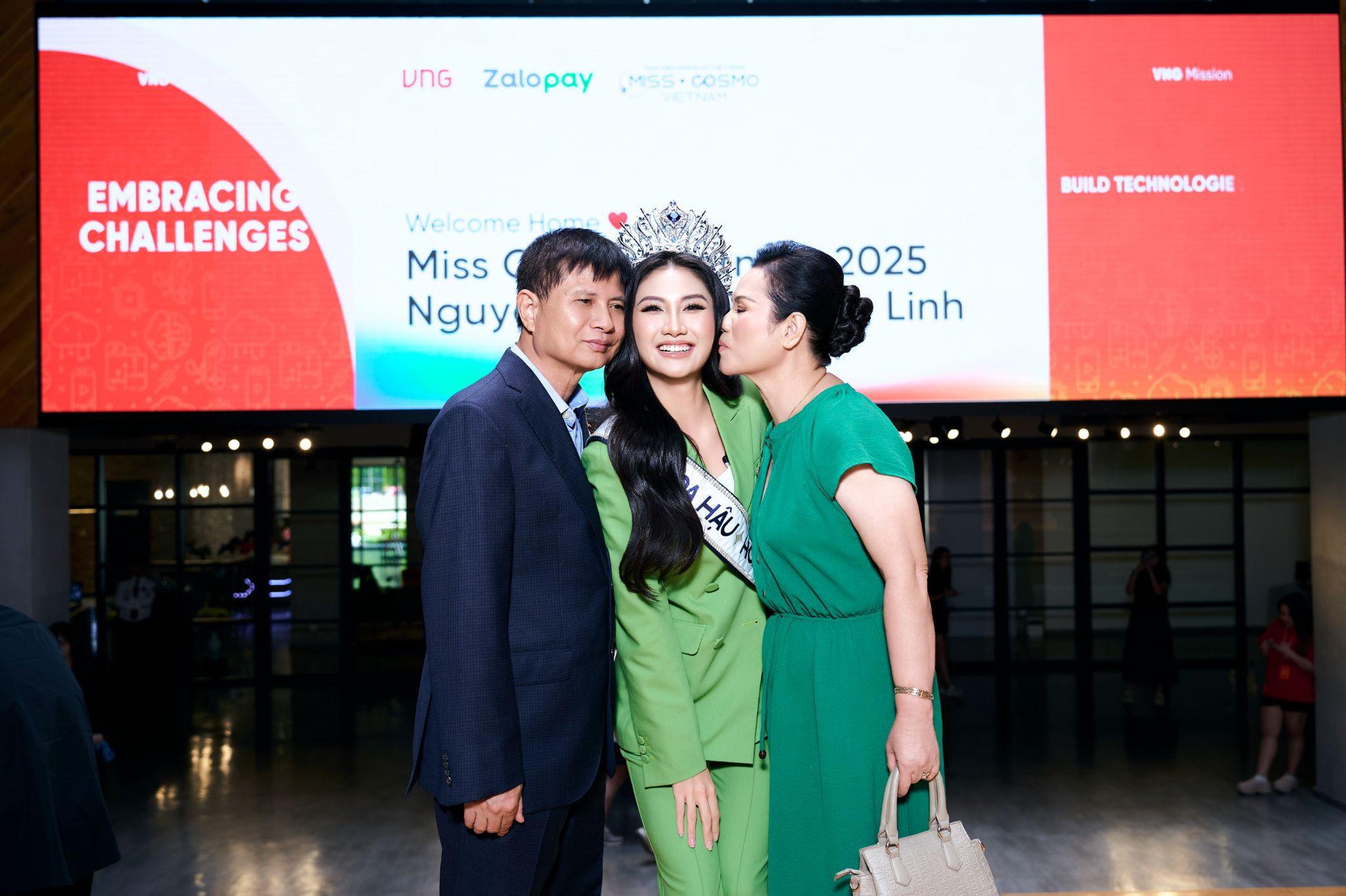 Tân Hoa hậu Hoàn vũ Việt Nam - Phương Linh về thăm công ty và đồng nghiệp, nhận sứ mệnh mới sau đăng quang- Ảnh 2.