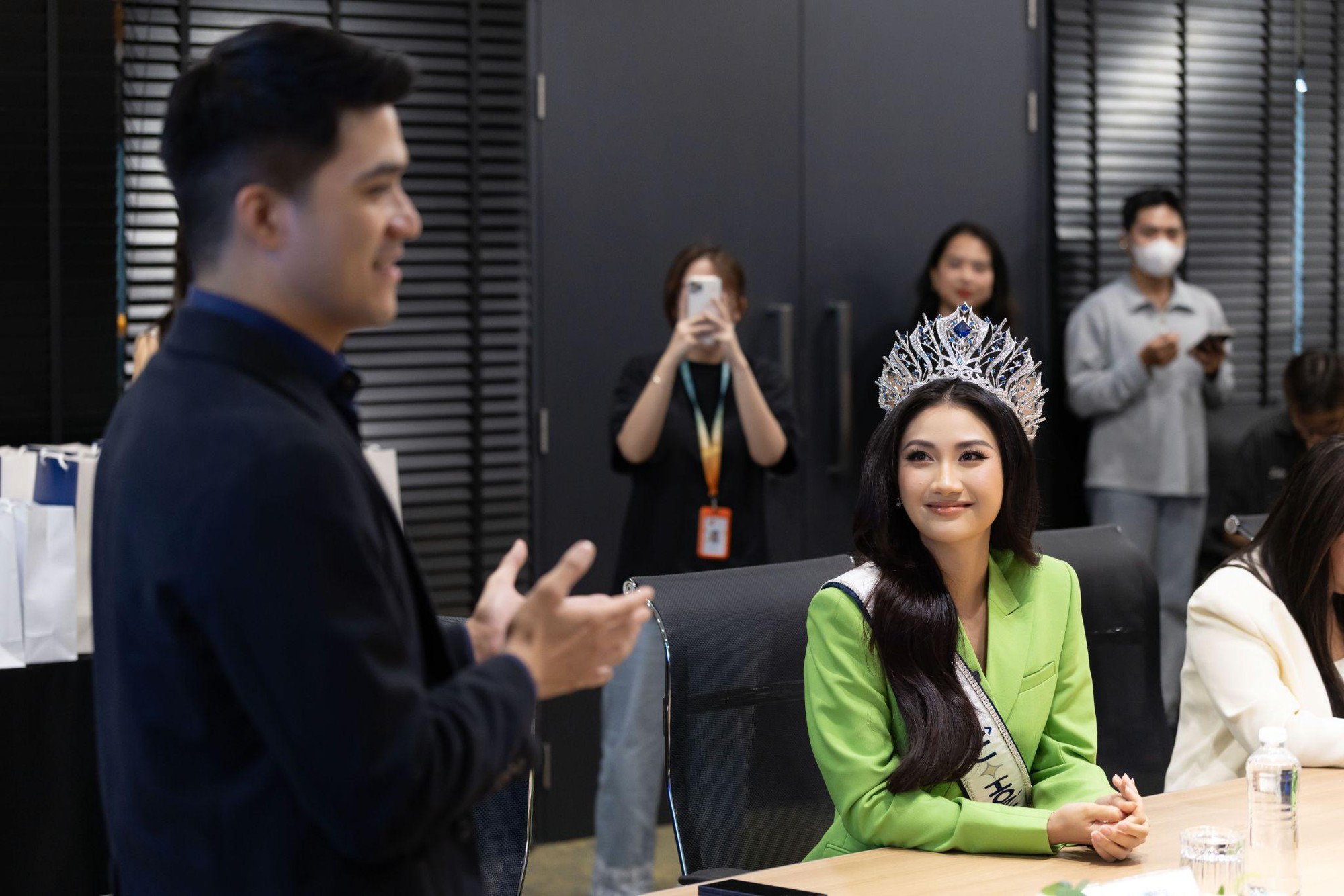 Tân Hoa hậu Hoàn vũ Việt Nam - Phương Linh về thăm công ty và đồng nghiệp, nhận sứ mệnh mới sau đăng quang- Ảnh 3.