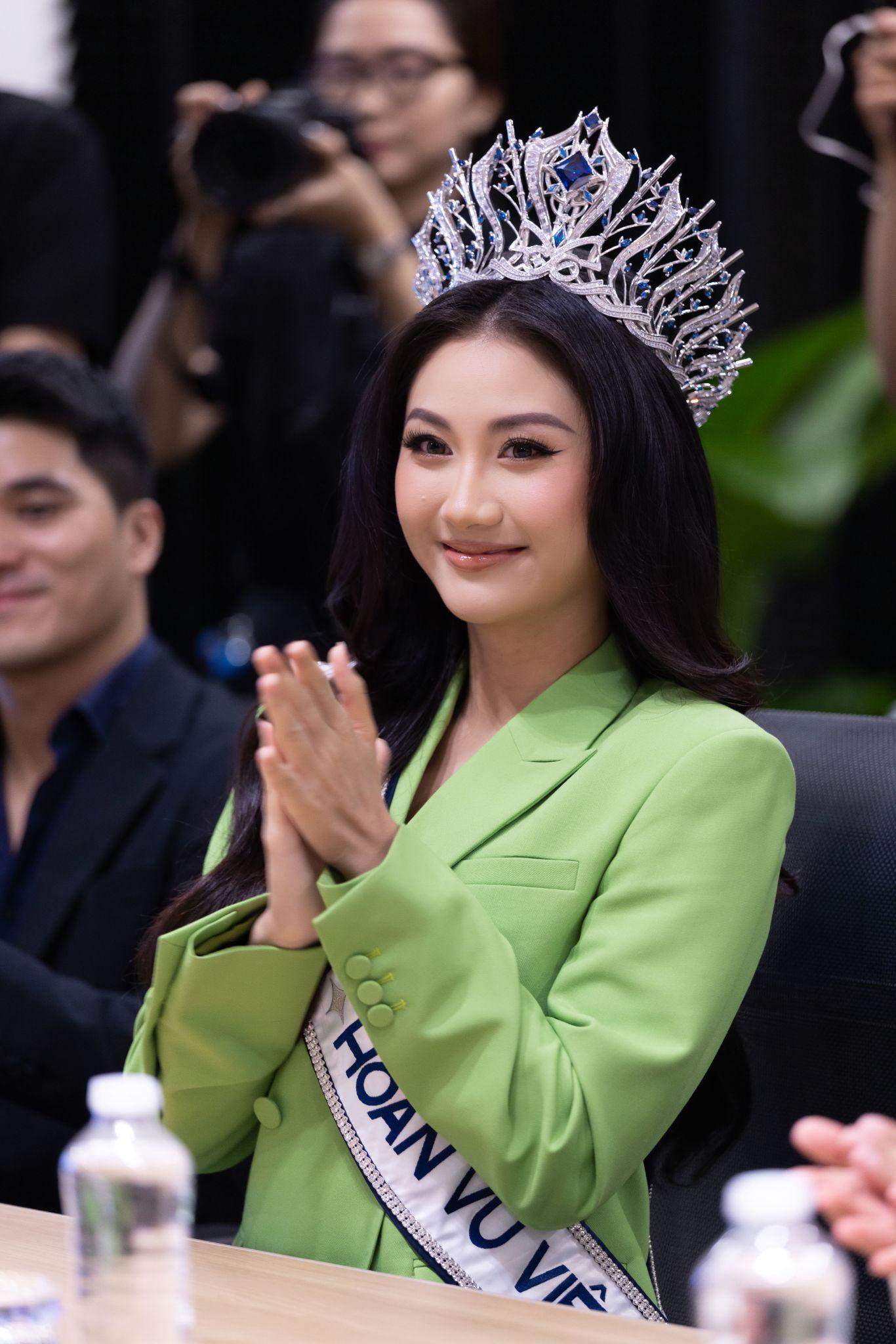 Tân Hoa hậu Hoàn vũ Việt Nam - Phương Linh về thăm công ty và đồng nghiệp, nhận sứ mệnh mới sau đăng quang- Ảnh 4.