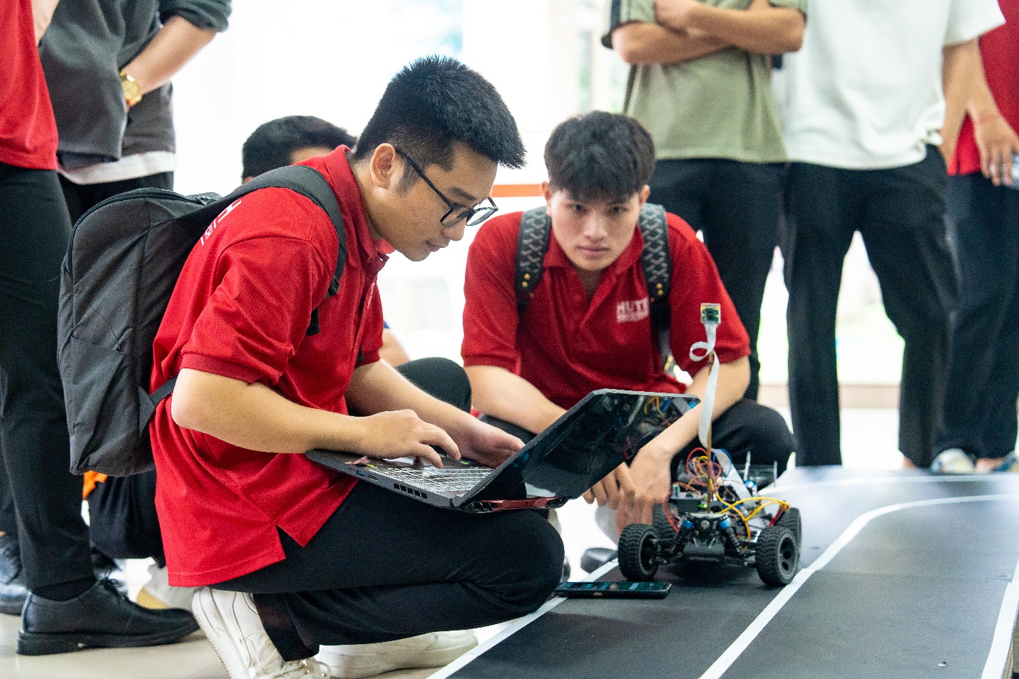 Sinh viên Công nghệ kỹ thuật ô tô HUTECH: Học tại doanh nghiệp, làm chủ tay nghề sớm- Ảnh 3. Sinh viên Công nghệ kỹ thuật ô tô HUTECH: Học tại doanh nghiệp, làm chủ tay nghề sớm- Ảnh 3.