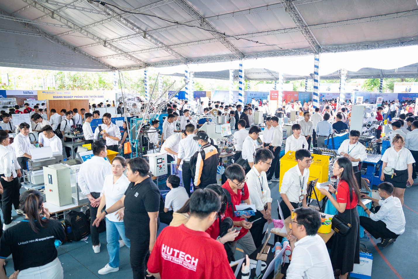 Sinh viên Công nghệ kỹ thuật ô tô HUTECH: Học tại doanh nghiệp, làm chủ tay nghề sớm- Ảnh 4. Sinh viên Công nghệ kỹ thuật ô tô HUTECH: Học tại doanh nghiệp, làm chủ tay nghề sớm- Ảnh 4.