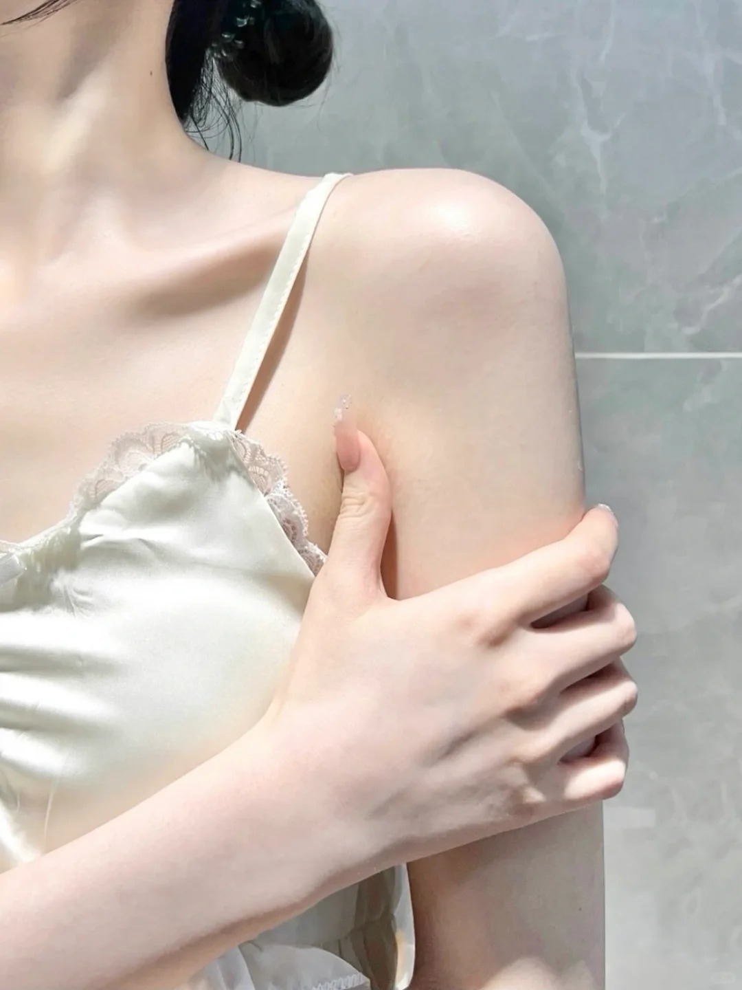 Tắm kiểu "quiet luxury": Vừa làm sạch vừa dưỡng ẩm chỉ với 1 lọ dầu tắm- Ảnh 2. hi88. com kiểu "quiet luxury": Vừa làm sạch vừa dưỡng ẩm chỉ với 1 lọ dầu tắm- Ảnh 2.