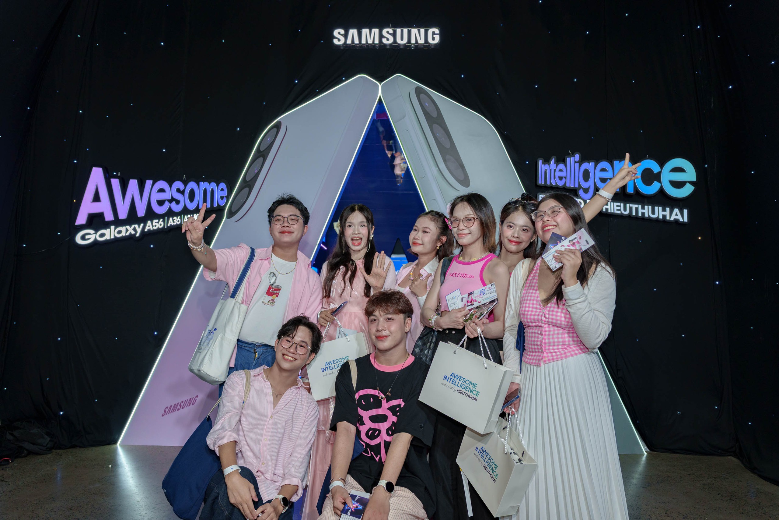 Sài Gòn nhuộm hồng trong sự kiện Meet & Greet cùng HIEUTHUHAI và Galaxy A56 5G- Ảnh 2.