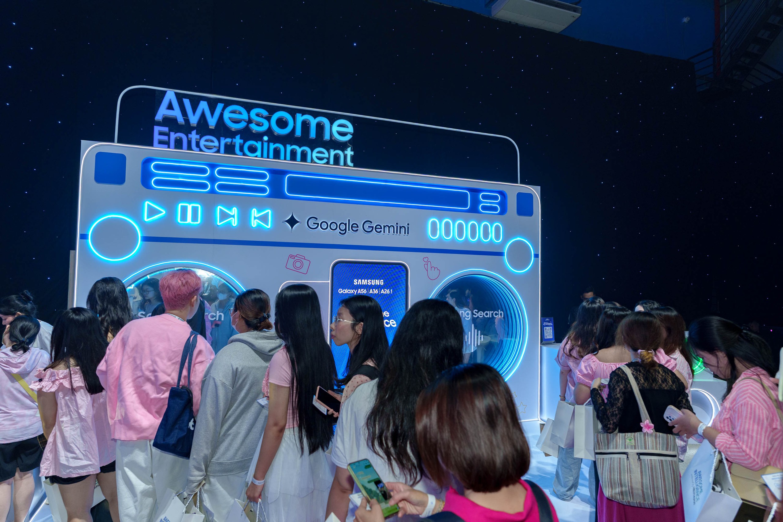 Sài Gòn nhuộm hồng trong sự kiện Meet & Greet cùng HIEUTHUHAI và Galaxy A56 5G- Ảnh 3.