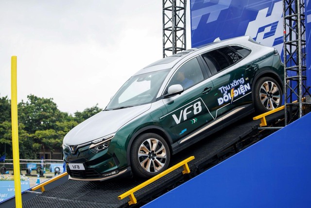Lái thử VinFast VF 7, VF 8: Tăng tốc tốt, động cơ êm, linh hoạt không gian hẹp- Ảnh 3. Lái thử VinFast VF 7, VF 8: Tăng tốc tốt, động cơ êm, linh hoạt không gian hẹp- Ảnh 3.