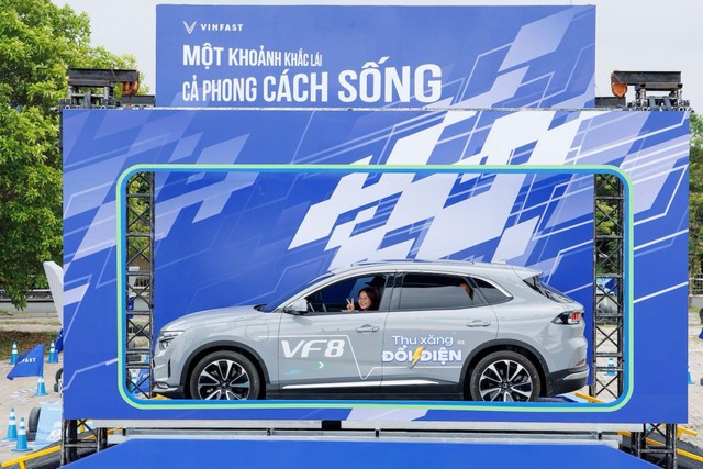 Lái thử VinFast VF 7, VF 8: Tăng tốc tốt, động cơ êm, linh hoạt không gian hẹp- Ảnh 4. Lái thử VinFast VF 7, VF 8: Tăng tốc tốt, động cơ êm, linh hoạt không gian hẹp- Ảnh 4.