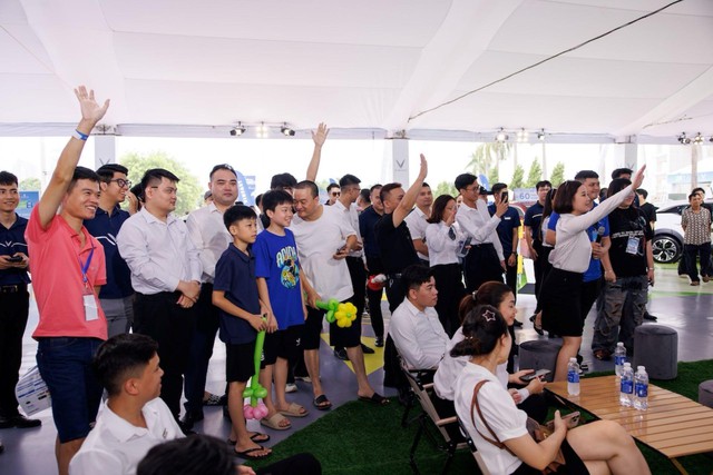 Lái thử VinFast VF 7, VF 8: Tăng tốc tốt, động cơ êm, linh hoạt không gian hẹp- Ảnh 8. Lái thử VinFast VF 7, VF 8: Tăng tốc tốt, động cơ êm, linh hoạt không gian hẹp- Ảnh 8.