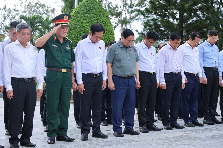 Thủ tướng dâng hương tưởng nhớ Chủ tịch Hồ Chí Minh và các anh hùng, liệt sĩ- Ảnh 1. Thủ tướng dâng hương tưởng nhớ Chủ tịch Hồ Chí Minh và các anh hùng, liệt sĩ- Ảnh 1.