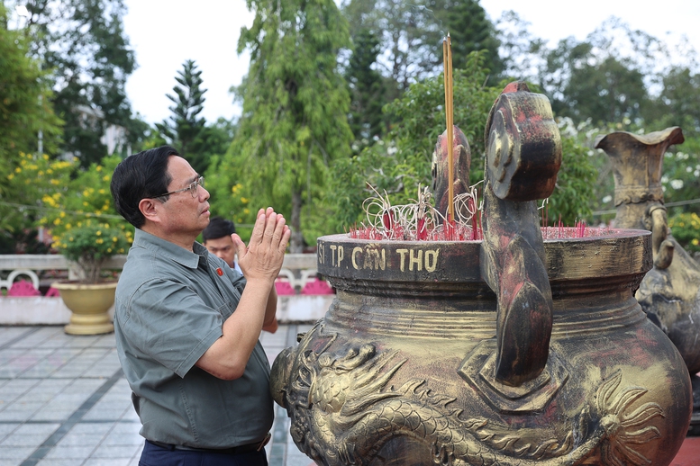 Thủ tướng dâng hương tưởng nhớ Chủ tịch Hồ Chí Minh và các anh hùng, liệt sĩ- Ảnh 2. Thủ tướng dâng hương tưởng nhớ Chủ tịch Hồ Chí Minh và các anh hùng, liệt sĩ- Ảnh 2.