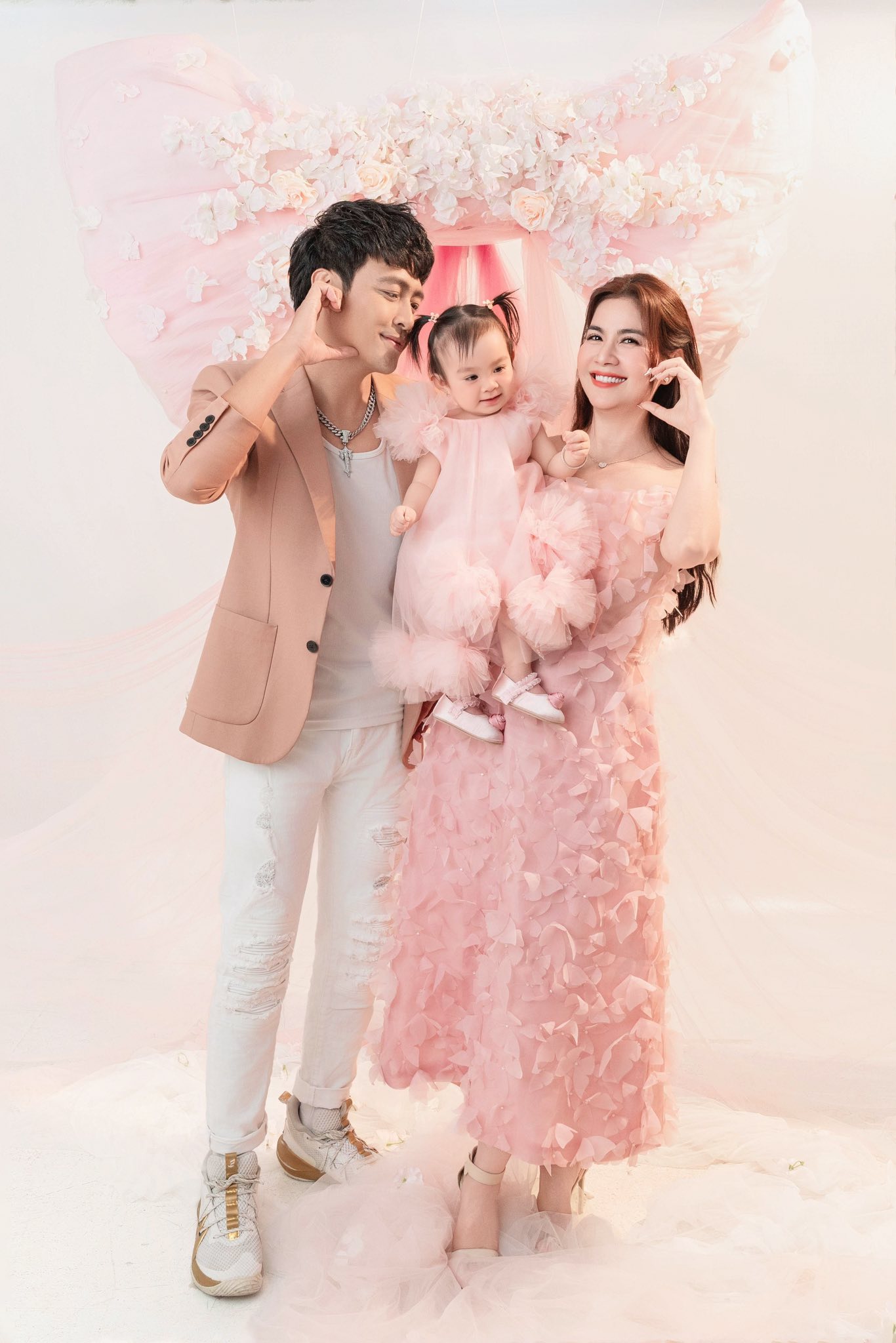 Vất vả 8 năm mới có mụn con, cặp đôi diễn viên nổi tiếng hạnh phúc mừng thôi nôi con gái- Ảnh 6. Vất vả 8 năm mới có mụn hi88.con, cặp đôi diễn viên nổi tiếng hạnh phúc mừng thôi nôi hi88.con gái- Ảnh 6.