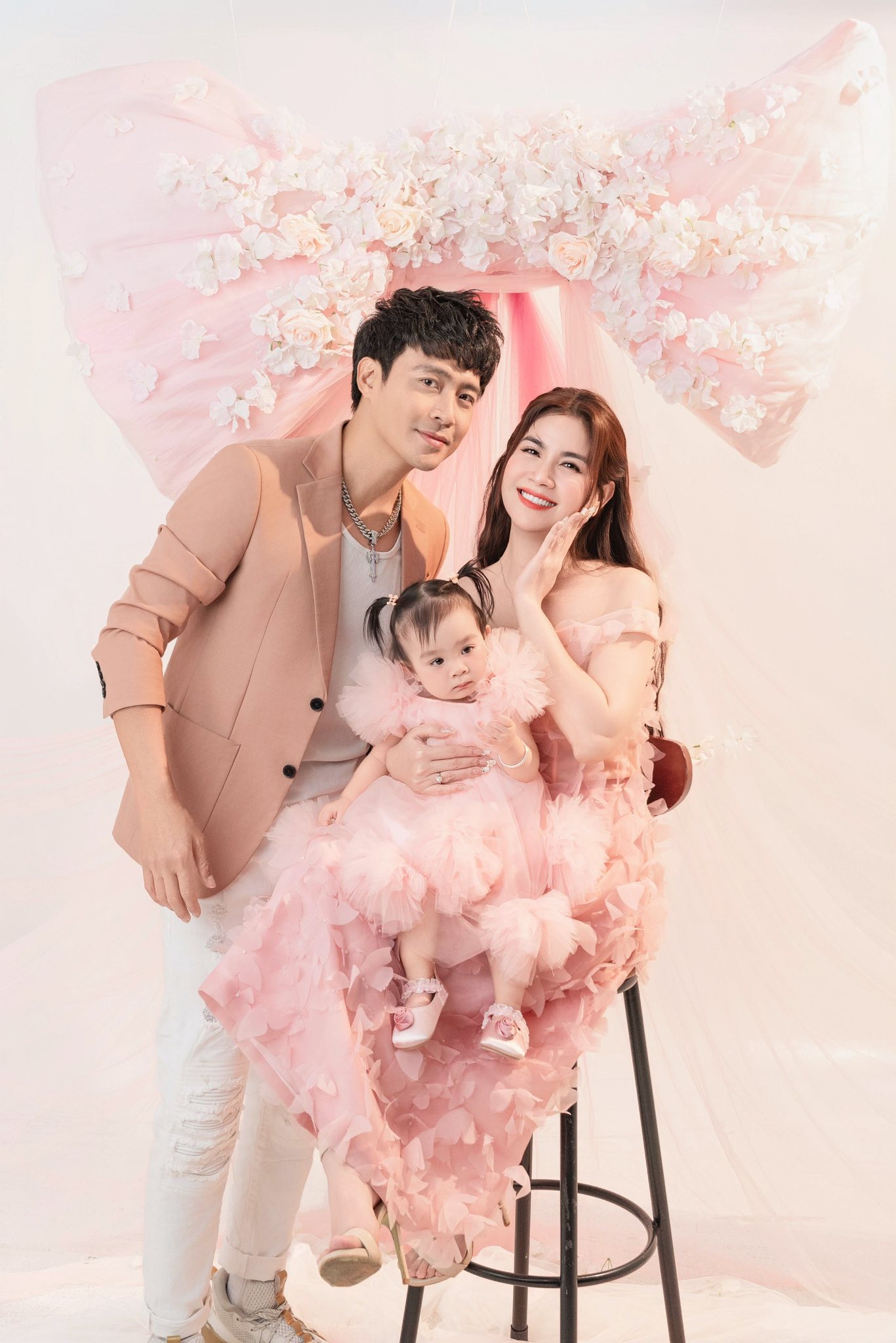 Vất vả 8 năm mới có mụn con, cặp đôi diễn viên nổi tiếng hạnh phúc mừng thôi nôi con gái- Ảnh 7. Vất vả 8 năm mới có mụn hi88.con, cặp đôi diễn viên nổi tiếng hạnh phúc mừng thôi nôi hi88.con gái- Ảnh 7.