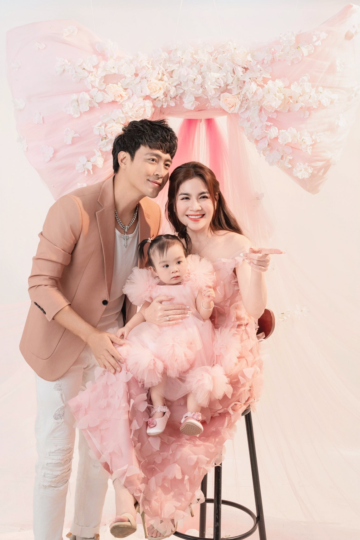 Vất vả 8 năm mới có mụn con, cặp đôi diễn viên nổi tiếng hạnh phúc mừng thôi nôi con gái- Ảnh 8. Vất vả 8 năm mới có mụn hi88.con, cặp đôi diễn viên nổi tiếng hạnh phúc mừng thôi nôi hi88.con gái- Ảnh 8.