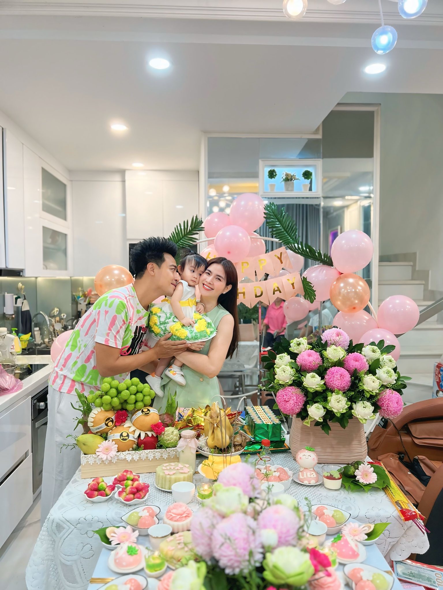Vất vả 8 năm mới có mụn con, cặp đôi diễn viên nổi tiếng hạnh phúc mừng thôi nôi con gái- Ảnh 1. Vất vả 8 năm mới có mụn hi88.con, cặp đôi diễn viên nổi tiếng hạnh phúc mừng thôi nôi hi88.con gái- Ảnh 1.