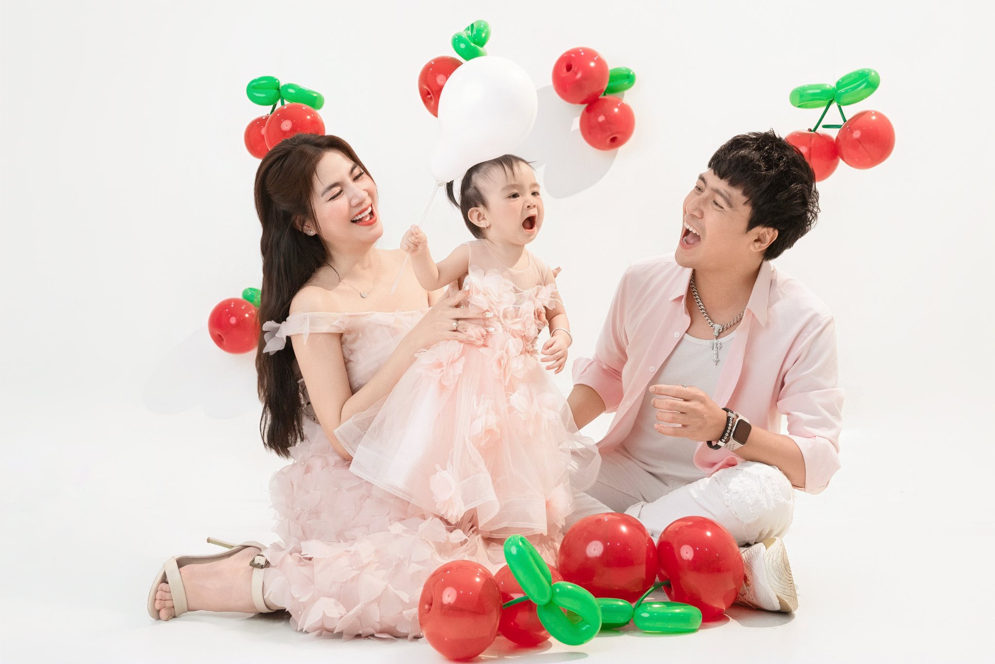 Vất vả 8 năm mới có mụn con, cặp đôi diễn viên nổi tiếng hạnh phúc mừng thôi nôi con gái- Ảnh 9. Vất vả 8 năm mới có mụn hi88.con, cặp đôi diễn viên nổi tiếng hạnh phúc mừng thôi nôi hi88.con gái- Ảnh 9.