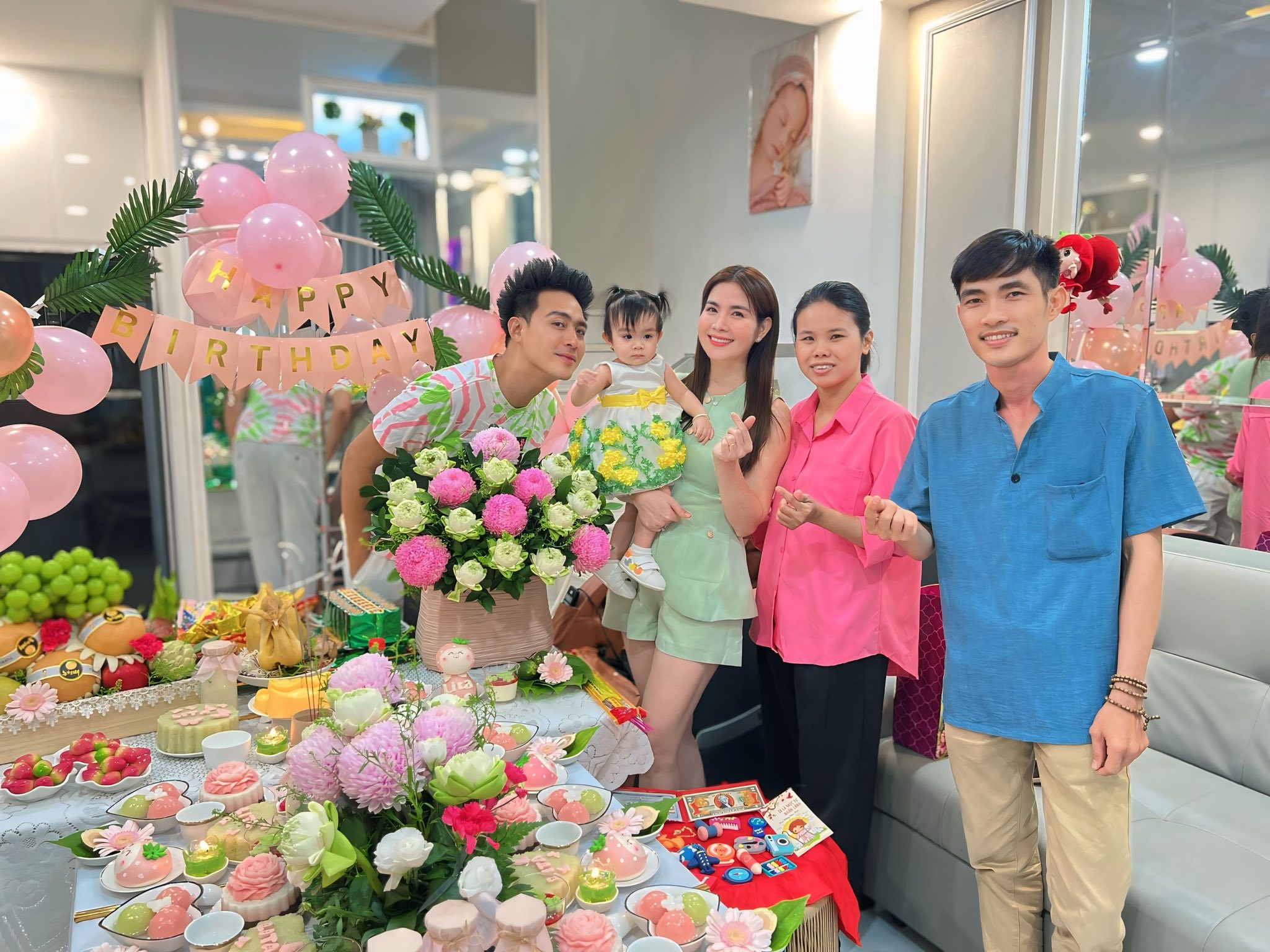 Vất vả 8 năm mới có mụn con, cặp đôi diễn viên nổi tiếng hạnh phúc mừng thôi nôi con gái- Ảnh 2. Vất vả 8 năm mới có mụn hi88.con, cặp đôi diễn viên nổi tiếng hạnh phúc mừng thôi nôi hi88.con gái- Ảnh 2.