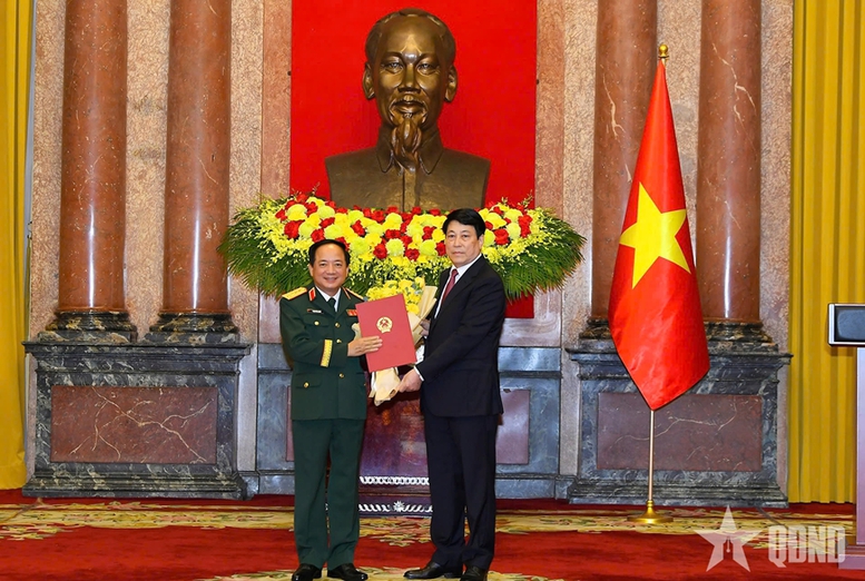 Chủ tịch nước trao Quyết định thăng quân hàm; cấp bậc hàm Đại tướng, Thượng tướng đối với sĩ quan Quân đội và Công an- Ảnh 1. Chủ tịch nước trao Quyết định thăng quân hàm; cấp bậc hàm Đại tướng, Thượng tướng đối với sĩ quan Quân đội và Công an- Ảnh 1.
