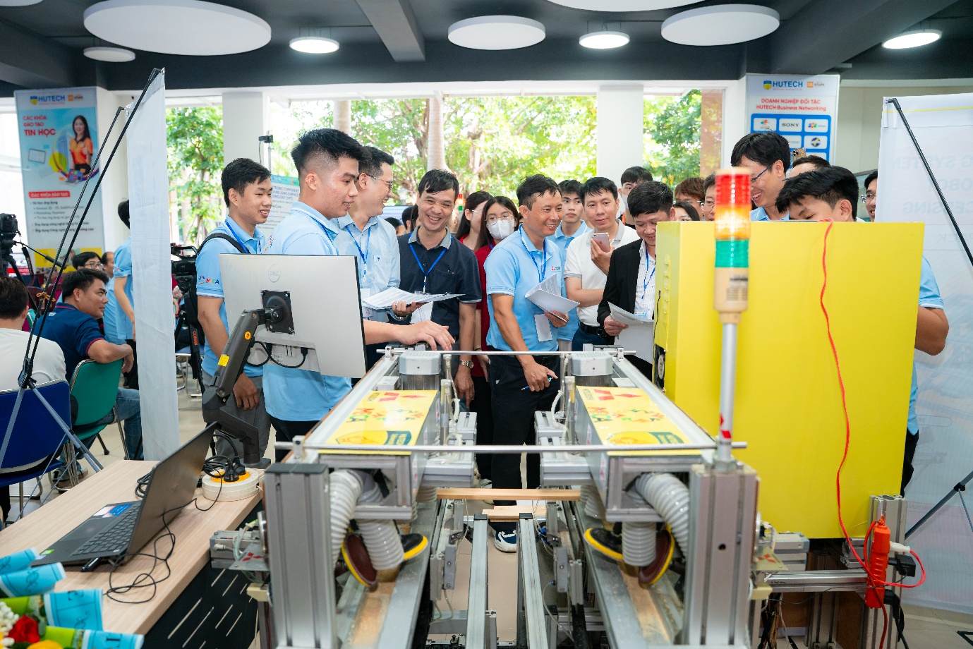 Sinh viên HUTECH ghi dấu ấn tại sân chơi kỹ thuật MECA 2025 với dự án máy khoan cắt tự động thông minh- Ảnh 1. Sinh viên HUTECH ghi dấu ấn tại sân chơi kỹ thuật MECA 2025 với dự án máy khoan cắt tự động thông minh- Ảnh 1.