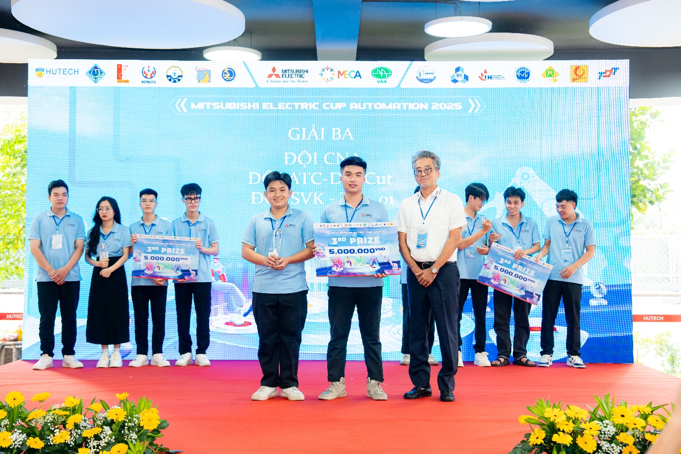 Sinh viên HUTECH ghi dấu ấn tại sân chơi kỹ thuật MECA 2025 với dự án máy khoan cắt tự động thông minh- Ảnh 3. Sinh viên HUTECH ghi dấu ấn tại sân chơi kỹ thuật MECA 2025 với dự án máy khoan cắt tự động thông minh- Ảnh 3.