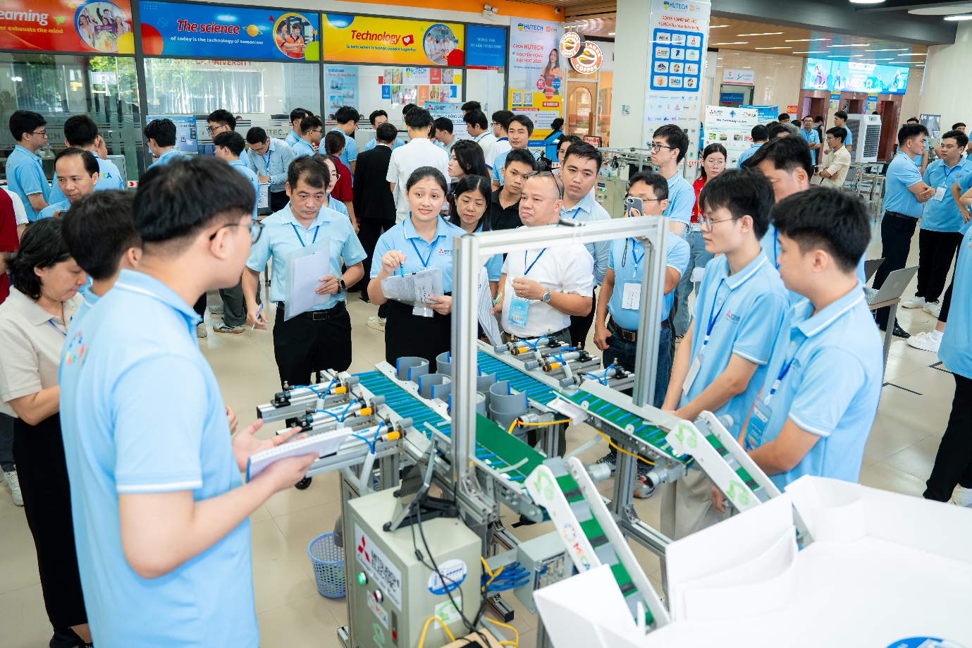 Sinh viên HUTECH ghi dấu ấn tại sân chơi kỹ thuật MECA 2025 với dự án máy khoan cắt tự động thông minh- Ảnh 5. Sinh viên HUTECH ghi dấu ấn tại sân chơi kỹ thuật MECA 2025 với dự án máy khoan cắt tự động thông minh- Ảnh 5.