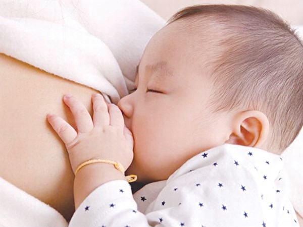 Hot mom Yến Phương và hành trình nuôi con bằng sữa mẹ: Tắc sữa đau phát khóc còn quý tử thì mải ngủ quên cả ăn- Ảnh 5. Hot mom Yến Phương và hành trình nuôi con bằng sữa mẹ: Tắc sữa đau phát khóc còn quý tử thì mải ngủ quên cả ăn- Ảnh 5.