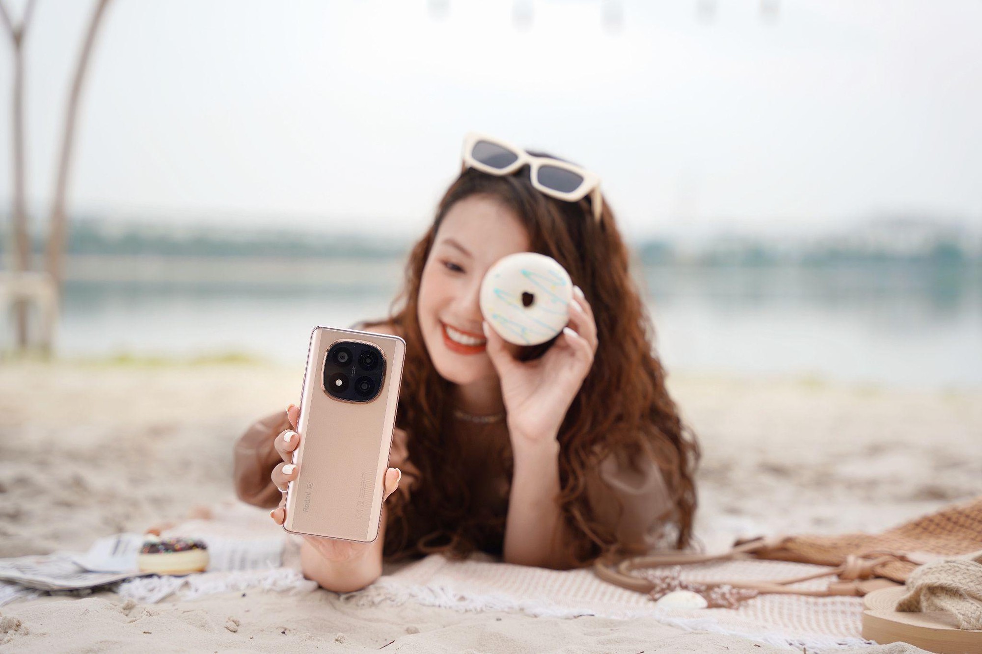 Redmi Note 14 Series Vàng Sa Mạc: Bạn đồng hành lý tưởng cho mùa hè sôi động- Ảnh 2. Redmi Note 14 Series Vàng Sa Mạc: Bạn đồng hành lý tưởng cho mùa hè sôi động- Ảnh 2.