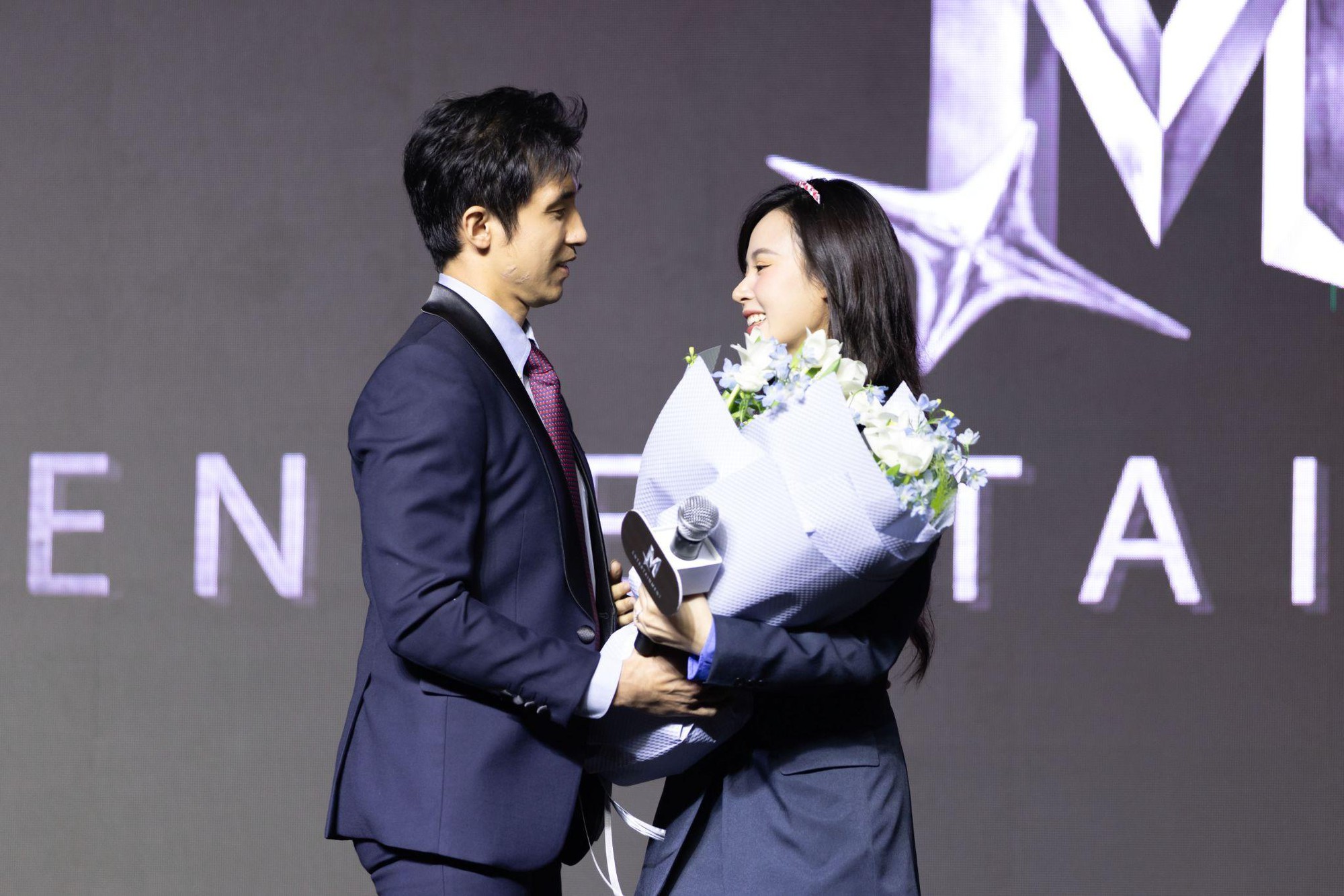Midu hé lộ từng muốn nghỉ hưu ở tuổi 35, nhờ được chồng ủng hộ mới trở lại làm phim- Ảnh 5. hi88 com hé lộ từng muốn nghỉ hưu ở tuổi 35, nhờ được chồng ủng hộ mới trở lại làm phim- Ảnh 5.