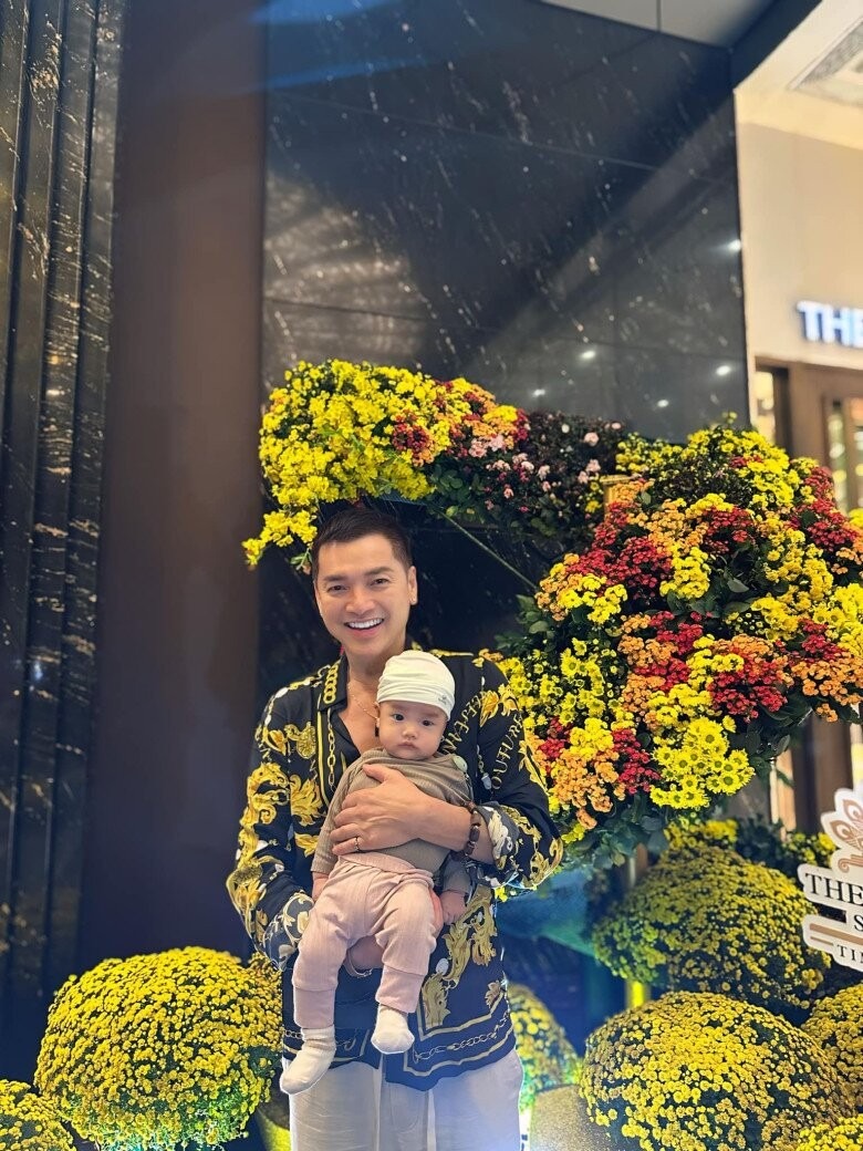 Bạn gái kém 37 tuổi của Quang Minh: “Sau khi khoe con, tôi nhận nhiều lời công kích, miệt thị”- Ảnh 4. Bạn gái kém 37 tuổi của Quang Minh: “Sau khi khoe con, tôi nhận nhiều lời công kích, miệt thị”- Ảnh 4.