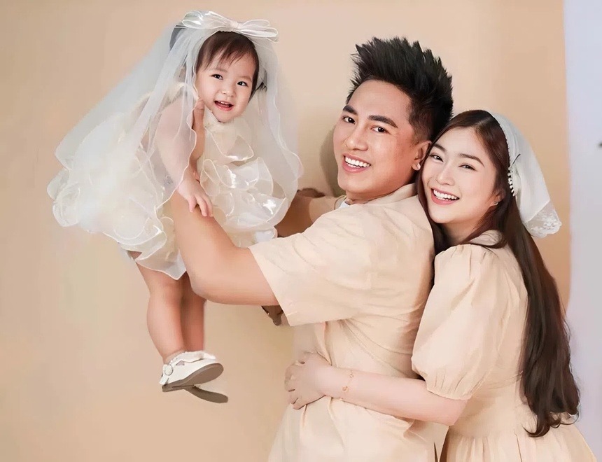 Hơn triệu người xem bong da ket qua truc tiep gái Châu Khải Phong khóc tiễn bố đi diễn, ai cũng xuýt xoa: bong da ket qua truc tiep gái nhỏ như chiếc áo bông- Ảnh 3.