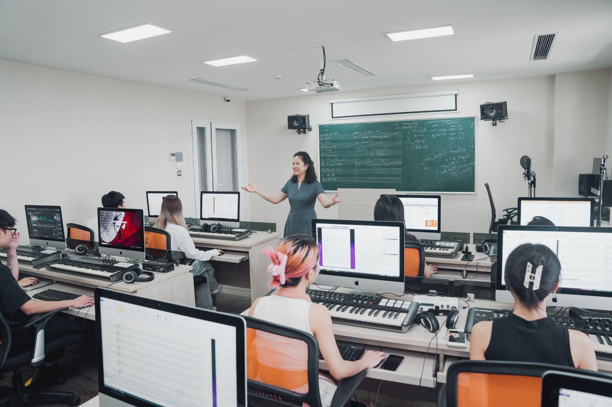 Sân khấu tốt nghiệp bùng nổ như concert của sinh viên ngành Thanh nhạc Trường Đại học Thăng Long- Ảnh 5. Sân khấu tốt nghiệp bùng nổ như concert của keo nha cai com truc tiep bong da viên ngành Thanh nhạc Trường Đại học Thăng Long- Ảnh 5.
