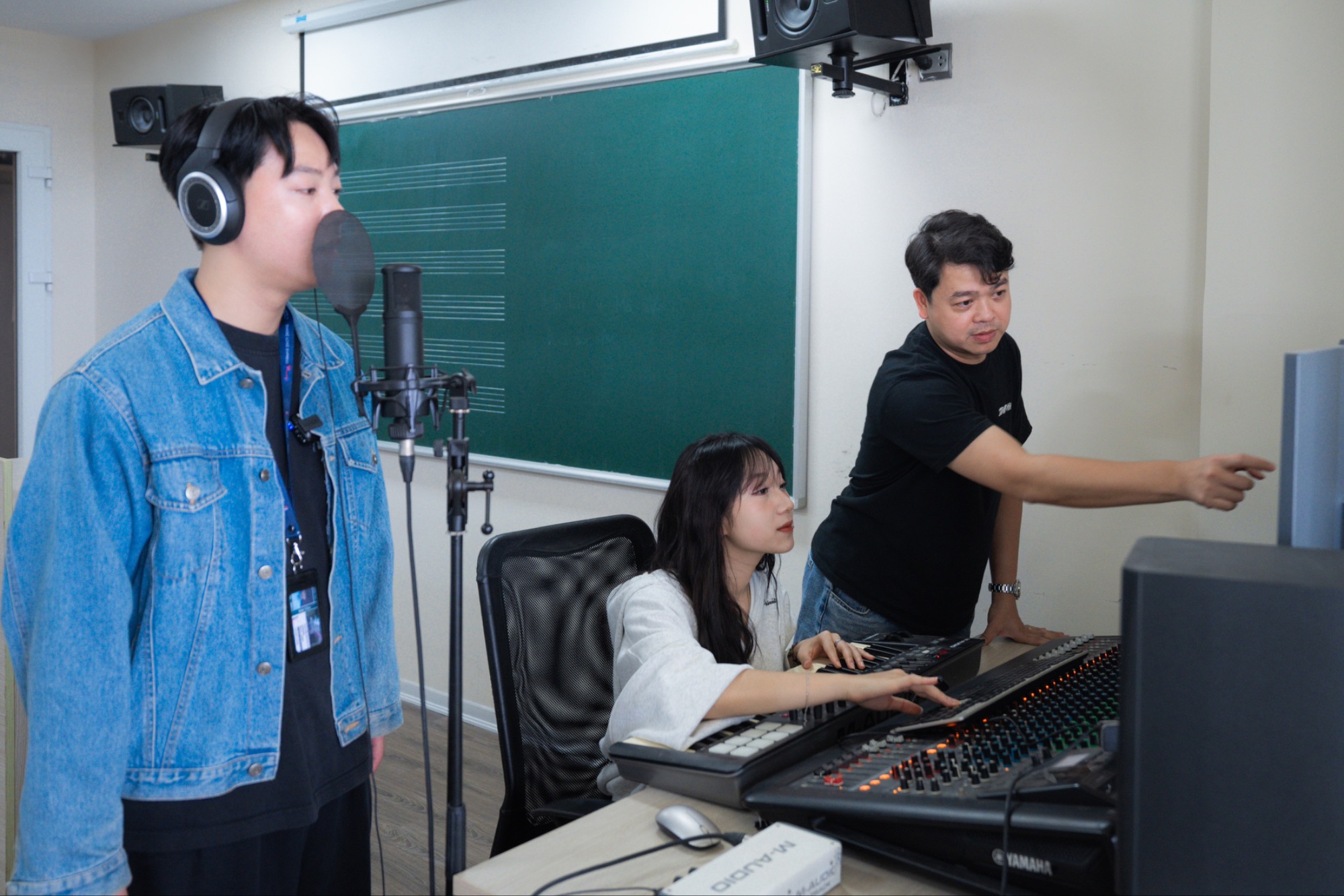 Sân khấu tốt nghiệp bùng nổ như concert của sinh viên ngành Thanh nhạc Trường Đại học Thăng Long- Ảnh 6. Sân khấu tốt nghiệp bùng nổ như concert của keo nha cai com truc tiep bong da viên ngành Thanh nhạc Trường Đại học Thăng Long- Ảnh 6.