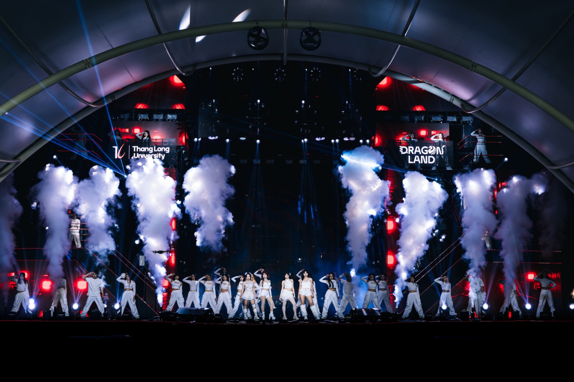 Sân khấu tốt nghiệp bùng nổ như concert của sinh viên ngành Thanh nhạc Trường Đại học Thăng Long- Ảnh 7. Sân khấu tốt nghiệp bùng nổ như concert của keo nha cai com truc tiep bong da viên ngành Thanh nhạc Trường Đại học Thăng Long- Ảnh 7.
