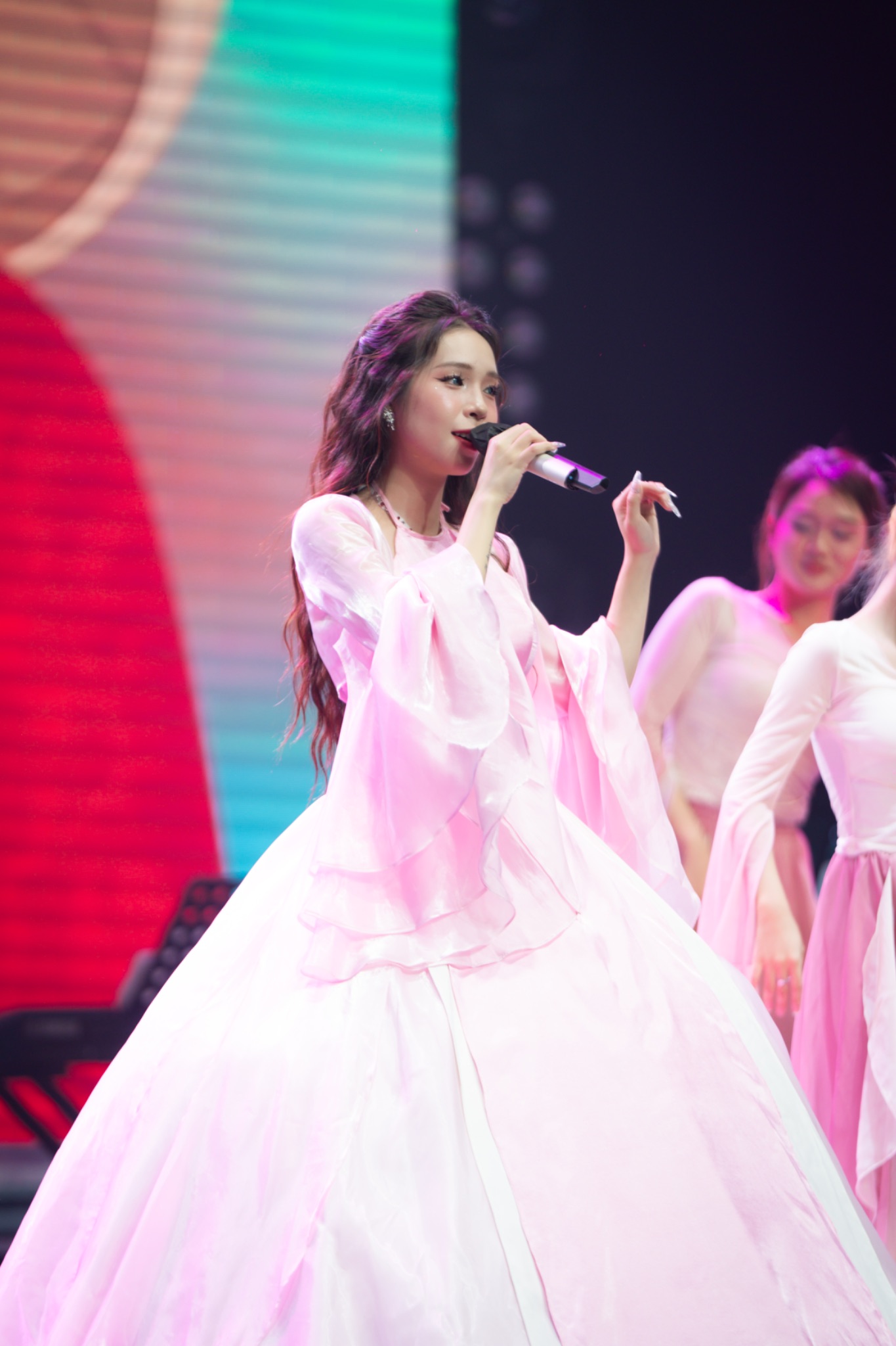 Sân khấu tốt nghiệp bùng nổ như concert của sinh viên ngành Thanh nhạc Trường Đại học Thăng Long- Ảnh 10. Sân khấu tốt nghiệp bùng nổ như concert của keo nha cai com truc tiep bong da viên ngành Thanh nhạc Trường Đại học Thăng Long- Ảnh 10.
