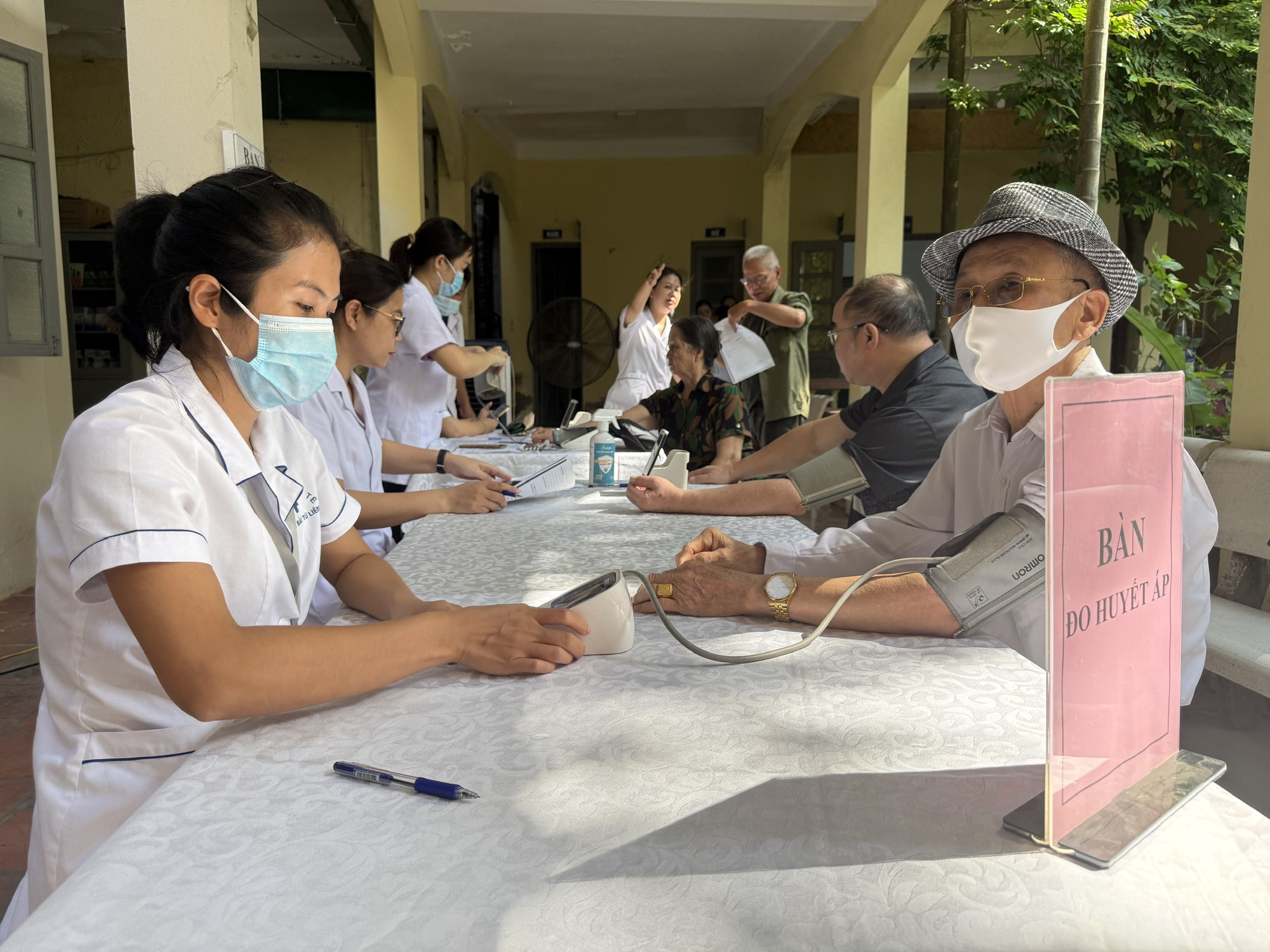 Nhiều hoạt động thăm khám, cấp phát thuốc miễn phí với người có công- Ảnh 1.