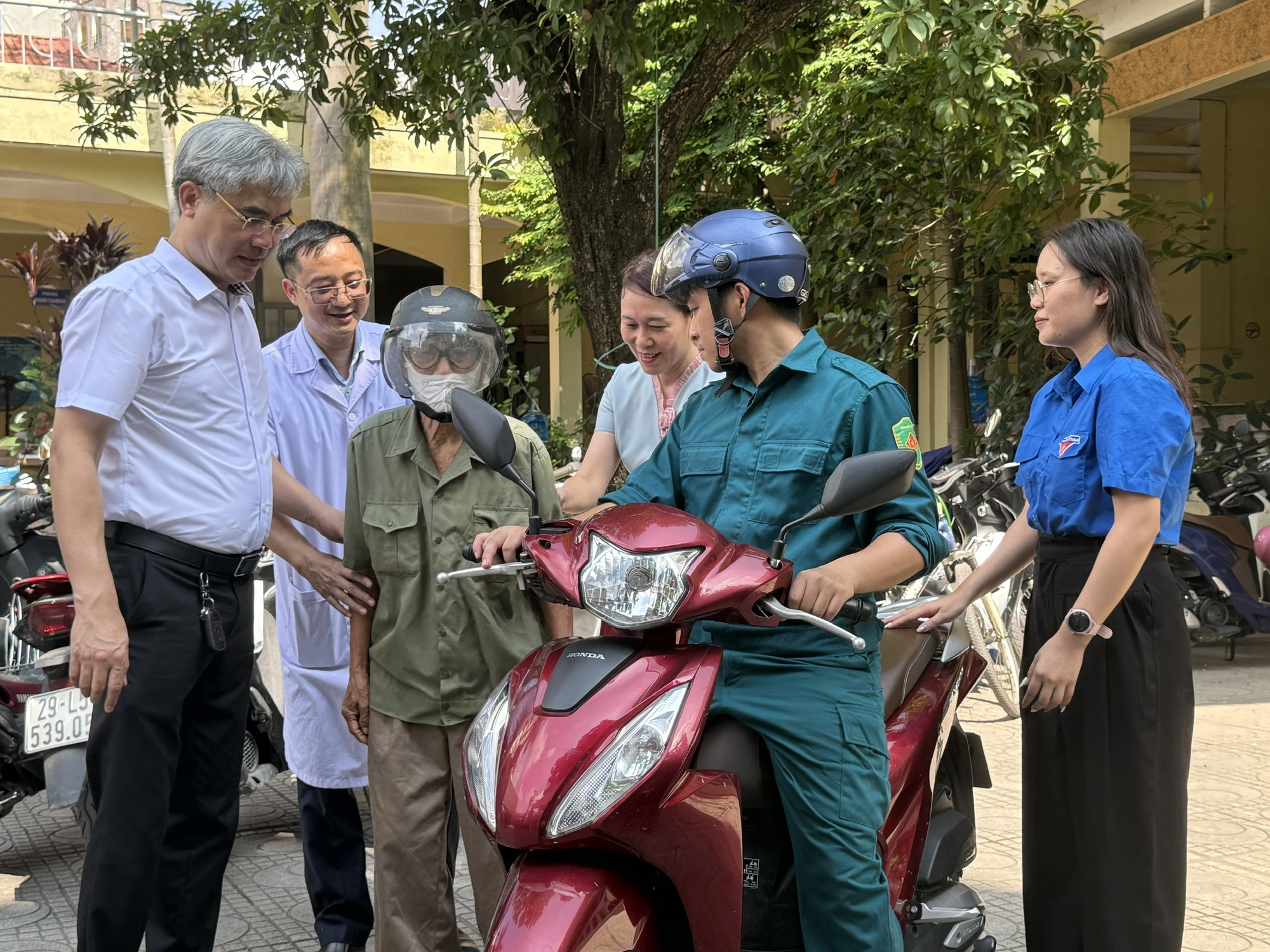 Nhiều hoạt động thăm khám, cấp phát thuốc miễn phí với người có công- Ảnh 2.