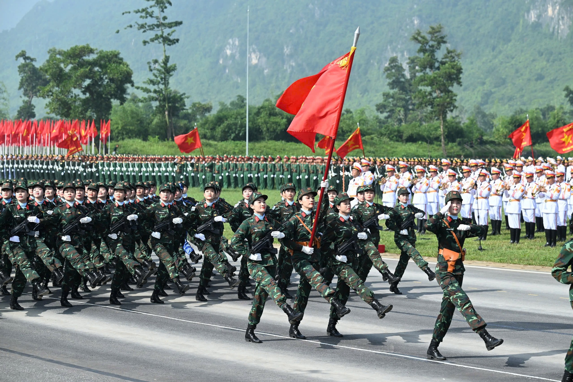 9 khối nữ chiến sĩ Công an, Quân đội tổng hợp luyện cho ngày 2/9: Vượt nắng hè, rèn ý chí, vững bước chân- Ảnh 1.