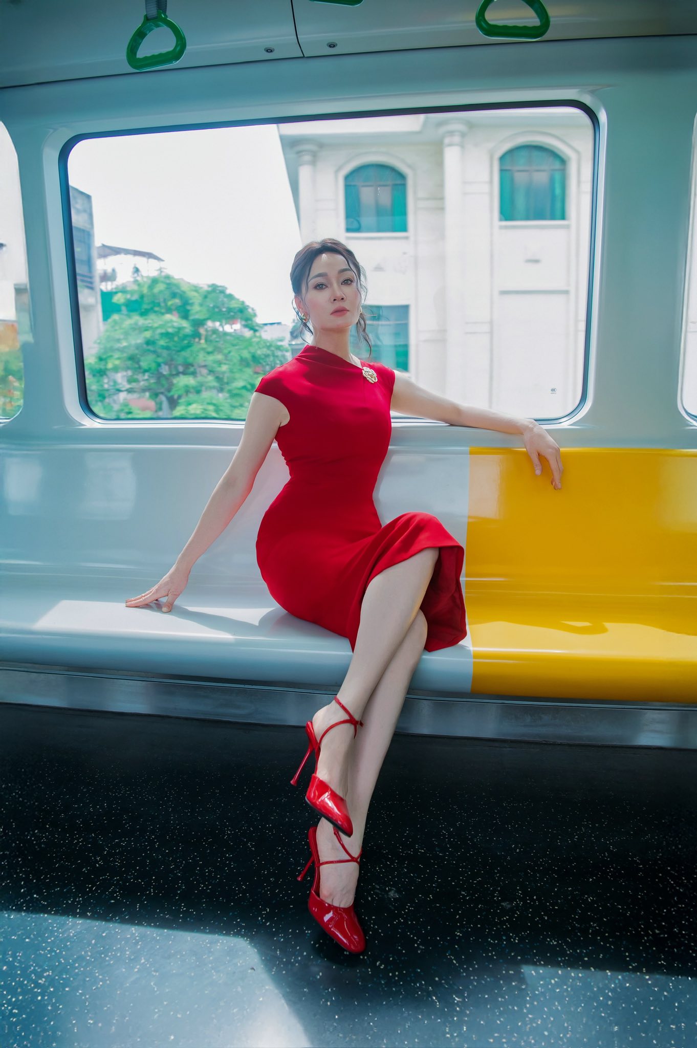 &ldquo;Mẹ chồng Phương Oanh&rdquo; thời trẻ đẹp sắc nước hương trời, U50 vẫn sở hữu v&oacute;c d&aacute;ng nuột n&agrave; kh&oacute; tin- Ảnh 4.